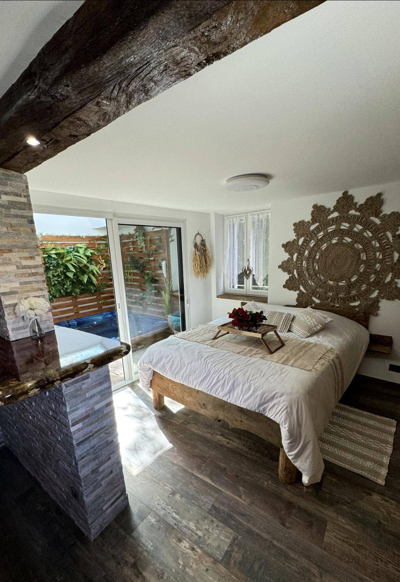 Chambre romantique avec vue sur le jacuzzi - La Maisonnette du Bien - Être