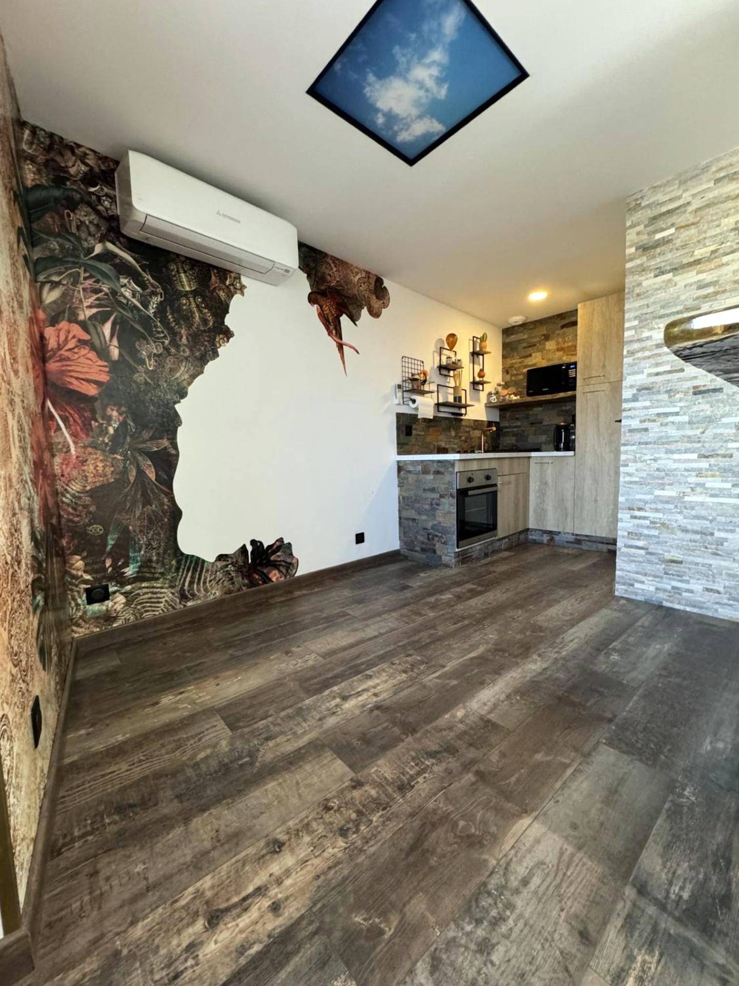 Cuisine équipée et espace de vie avec climatisation - La Maisonnette du Bien - Être