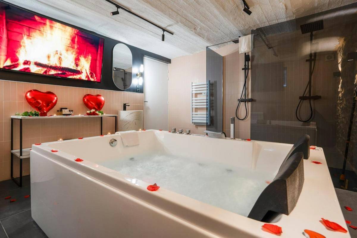 Jacuzzi privatif avec pétales et écran géant - Love Room Maisons - Alfort - Maisons Alfort 5 Luxurious apartment with...