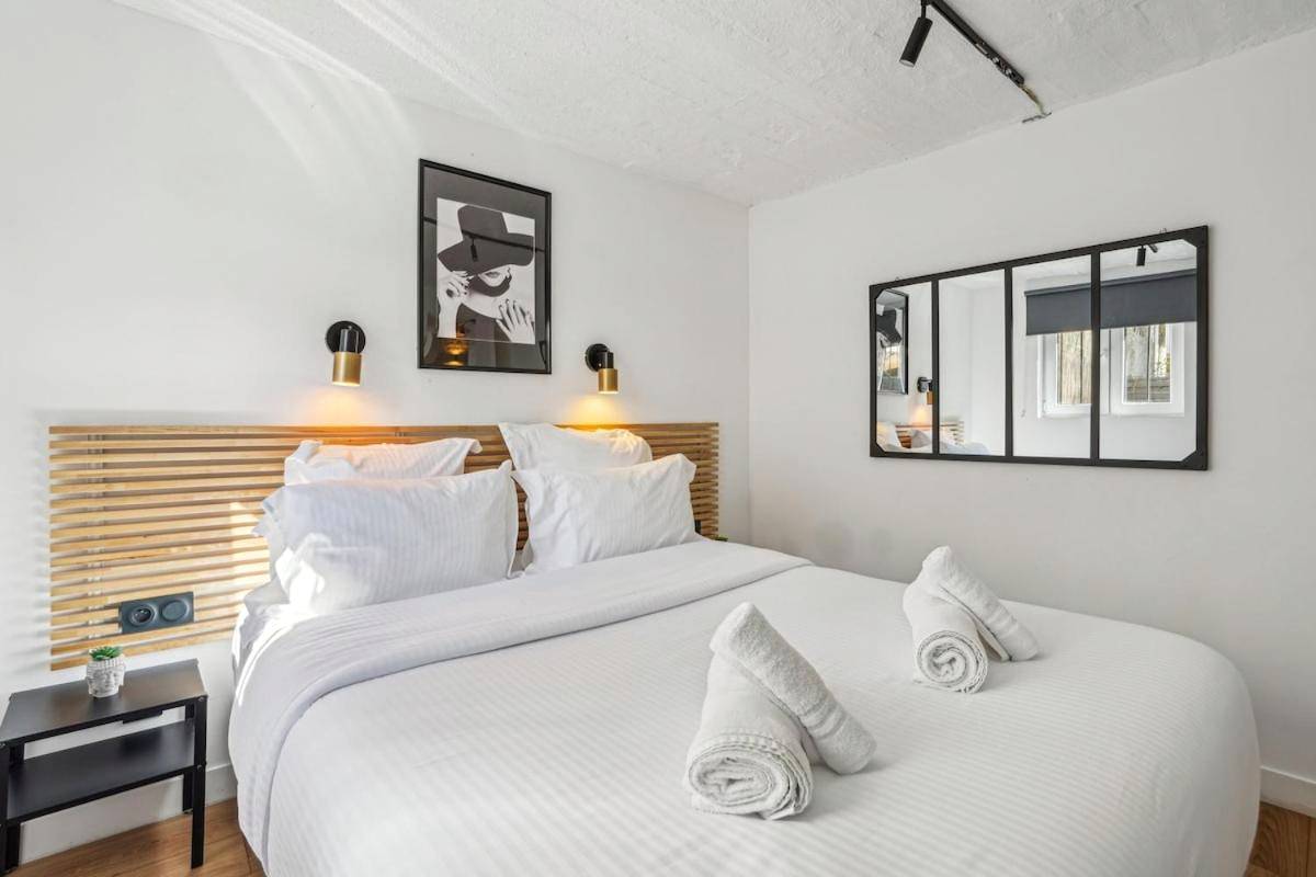 Lit double avec tête de lit en bois et miroir - Maisons Alfort 5 Luxurious apartment with private garden and Jacuzzi