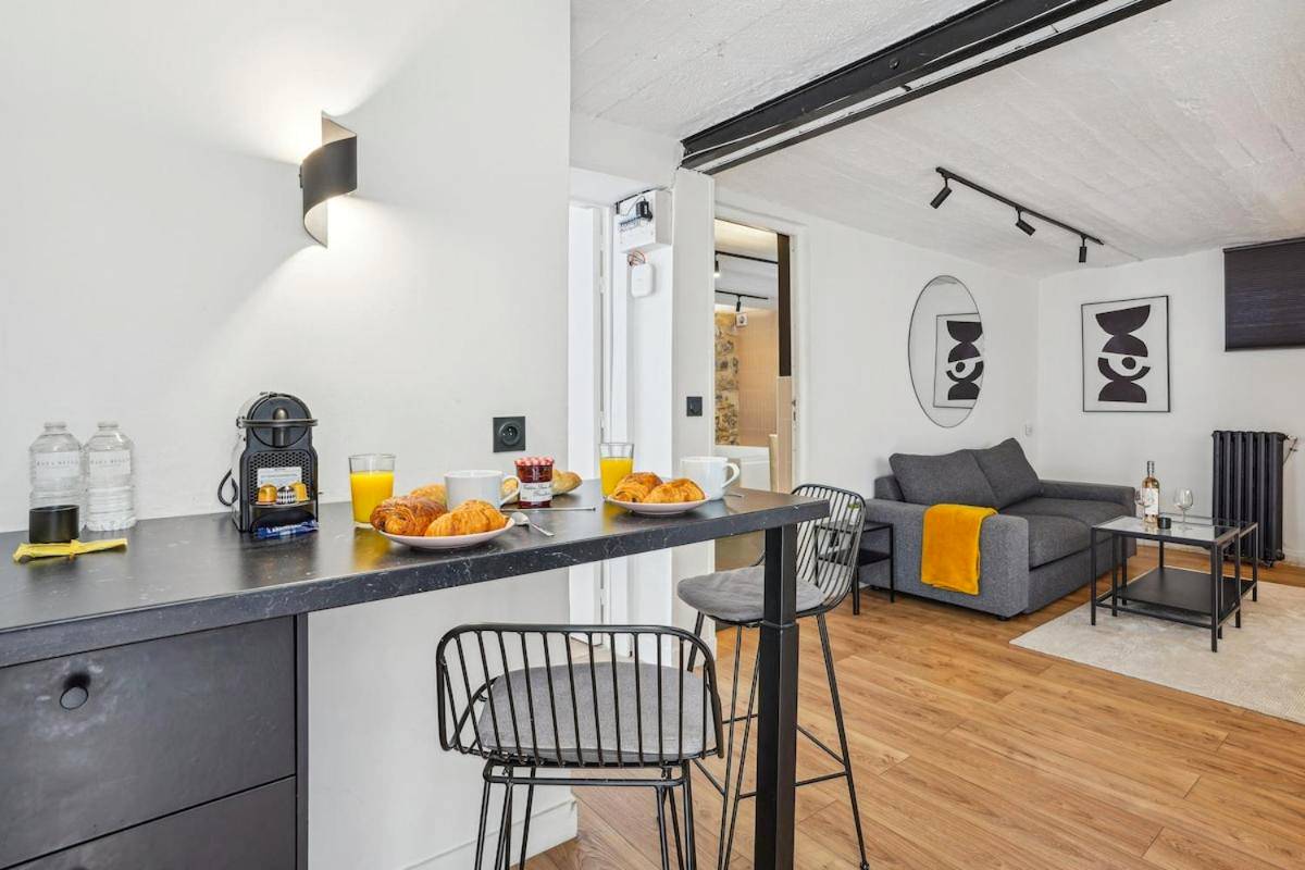 Espace salon et coin repas avec petit - déjeuner - Maisons Alfort 5 Luxurious apartment with private garden and Jacuzzi