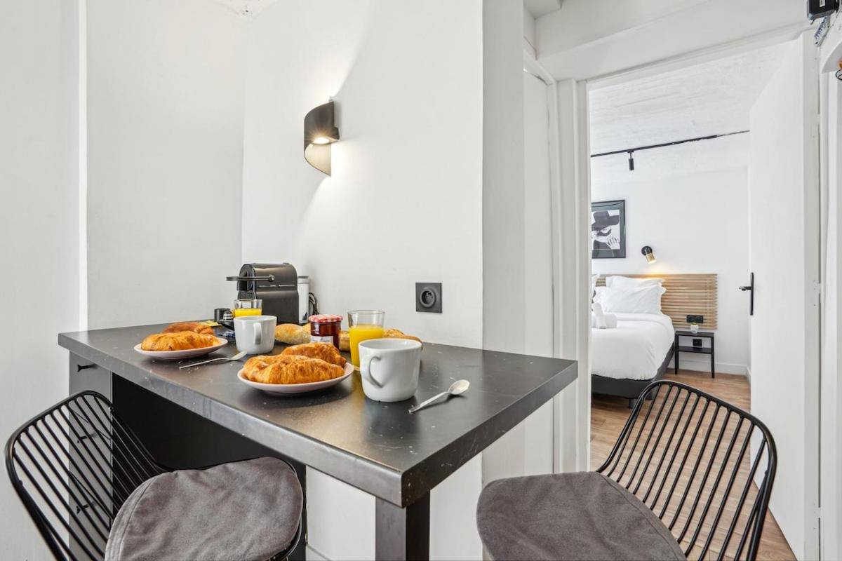 Table haute dressée pour le petit - déjeuner - Maisons Alfort 5 Luxurious apartment with private garden and Jacuzzi