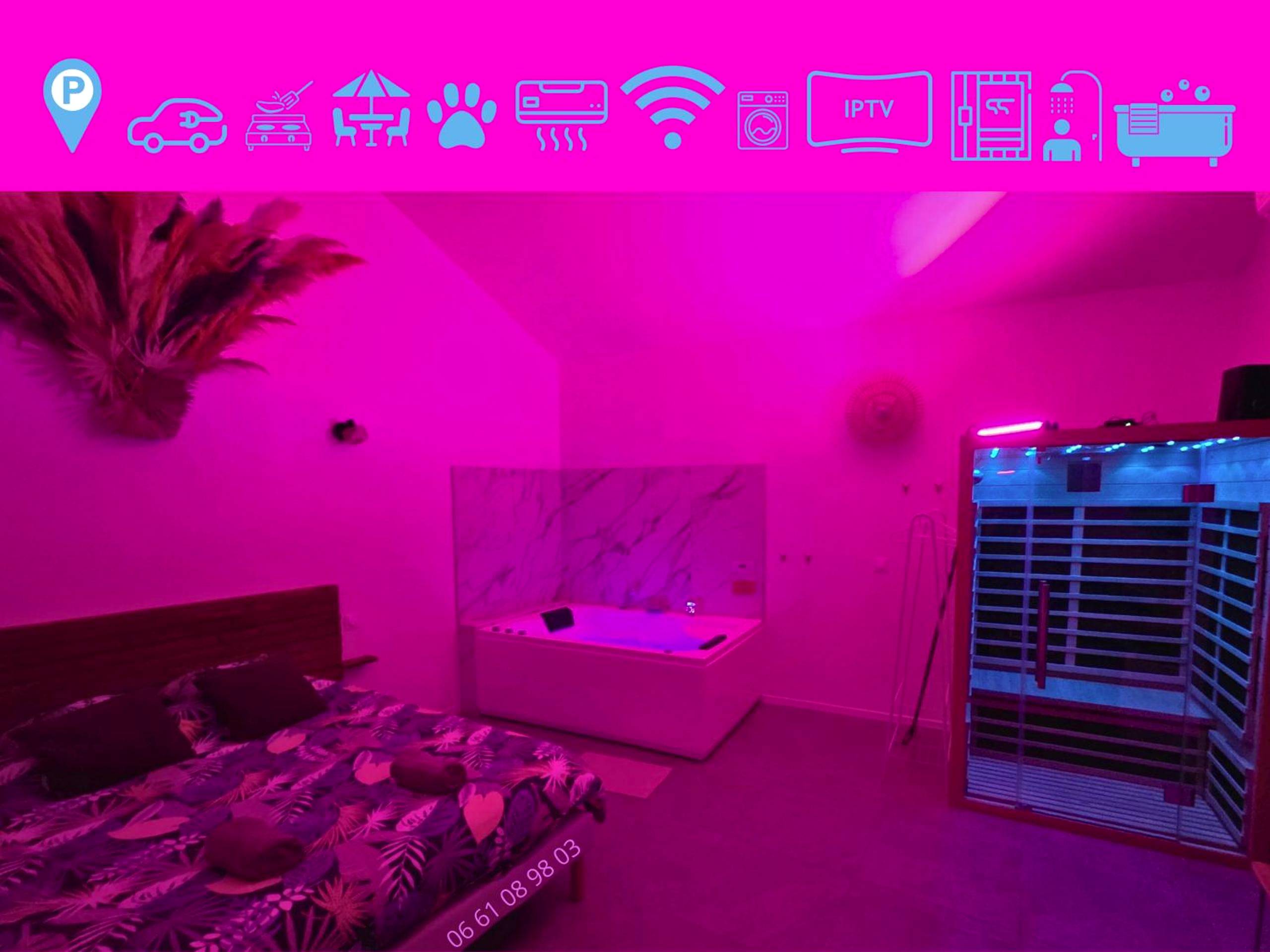 Chambre avec éclairage néon rose et sauna - Maisons Plaisir & Pulsion Spa Sauna Privé