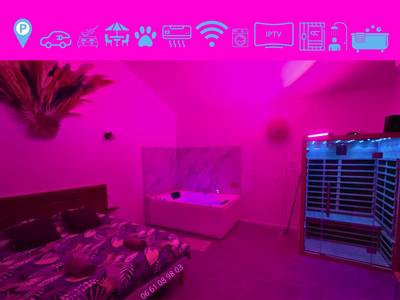 Chambre avec éclairage néon rose et sauna - Maisons Plaisir & Pulsion Spa Sauna Privé