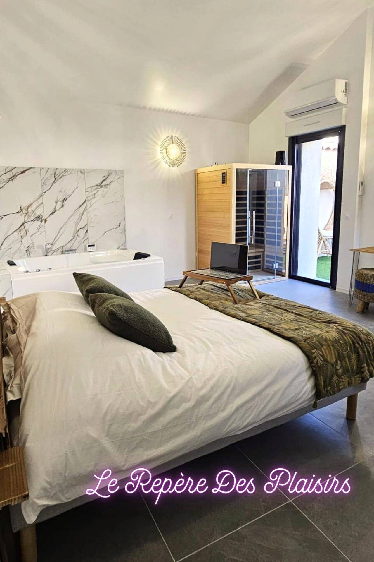 Lit king size, jacuzzi et sauna infrarouge - Maisons Plaisir & Pulsion Spa Sauna Privé