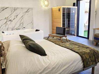 Lit king size, jacuzzi et sauna infrarouge - Maisons Plaisir & Pulsion Spa Sauna Privé