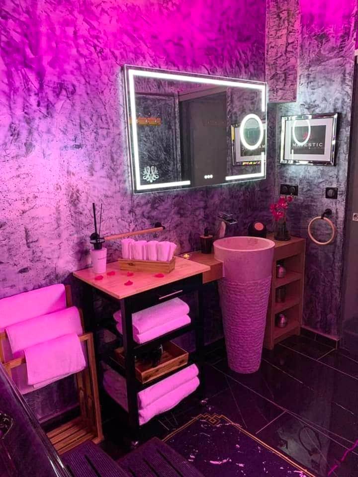 Vue interieure - Le Majestic Spa Loveroom Jacuzzi et hammam