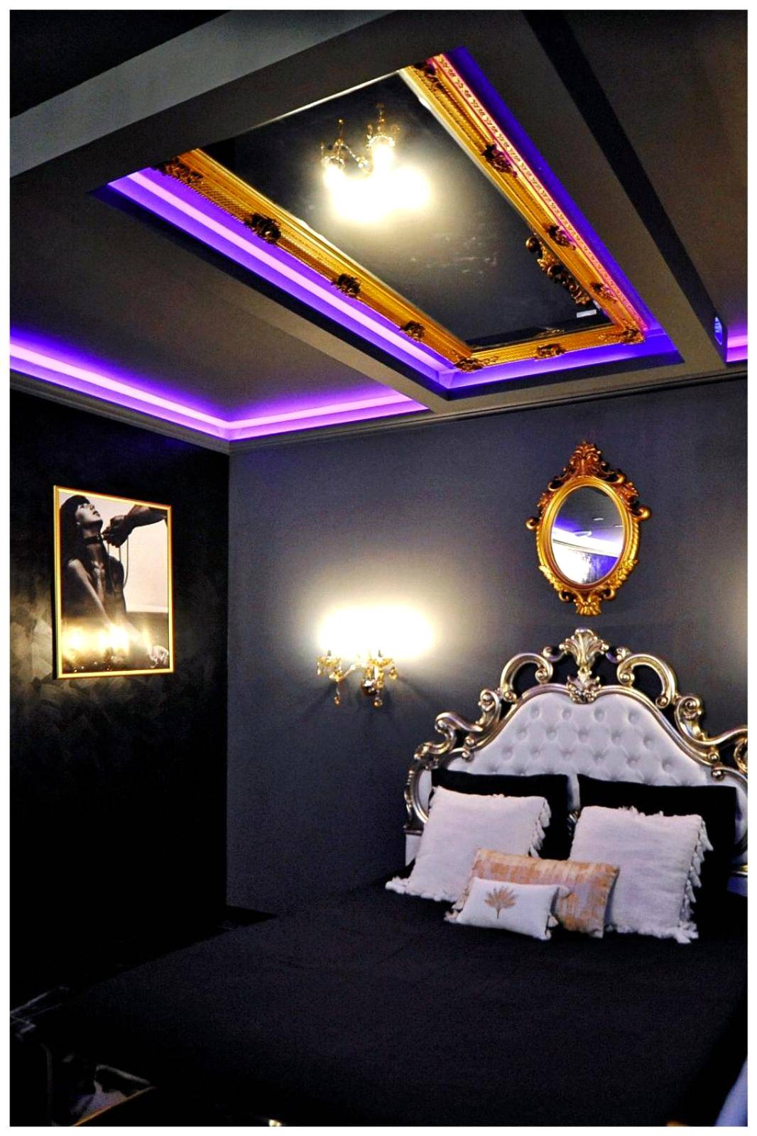 Lit baroque sous un miroir de plafond éclairé - La majestueuse, SPA XXL, Day use, Suite de luxe, 5 min centre