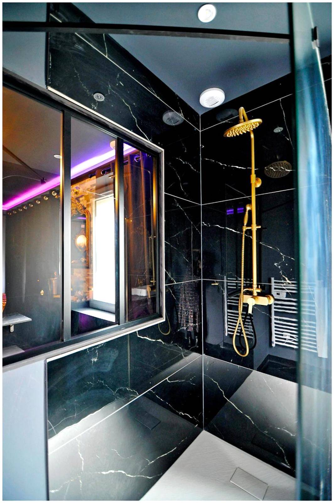 Douche à l'italienne en marbre noir et or - La majestueuse, SPA XXL, Day use, Suite de luxe, 5 min centre