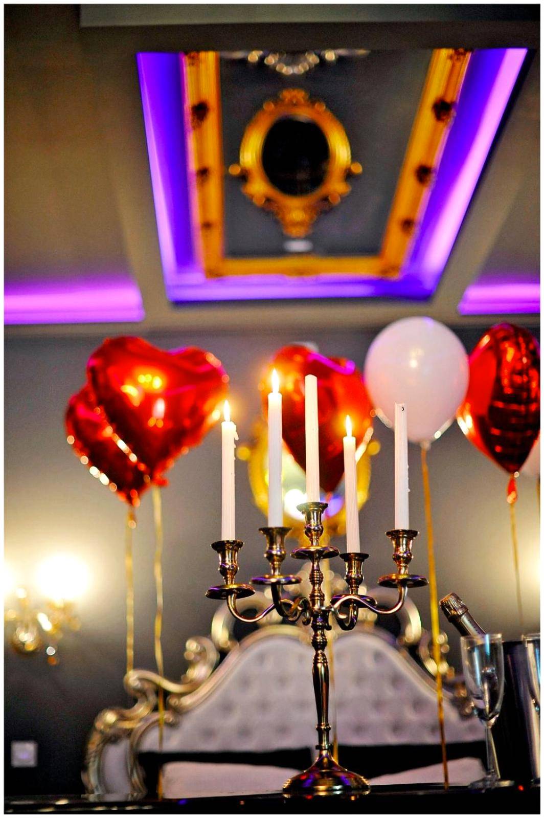 Chandelier doré et ballons en forme de cœur - La majestueuse, SPA XXL, Day use, Suite de luxe, 5 min centre