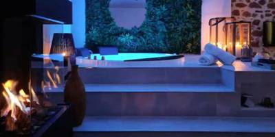Cheminée moderne et balnéo éclairée en bleu - Majord'Home Spa 5* - La Source Cœur Vieille Ville