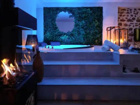 Cheminée moderne et balnéo éclairée en bleu - Majord'Home Spa 5* - La Source Cœur Vieille Ville