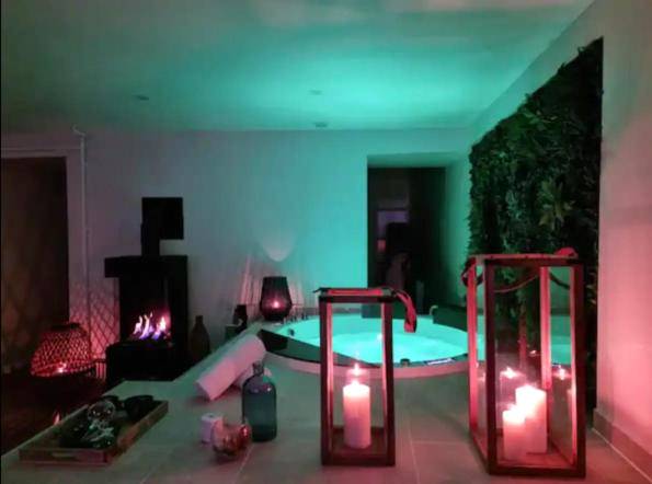 Lanternes à bougies devant un jacuzzi lumineux - Majord'Home Spa 5* - La Source Cœur Vieille Ville