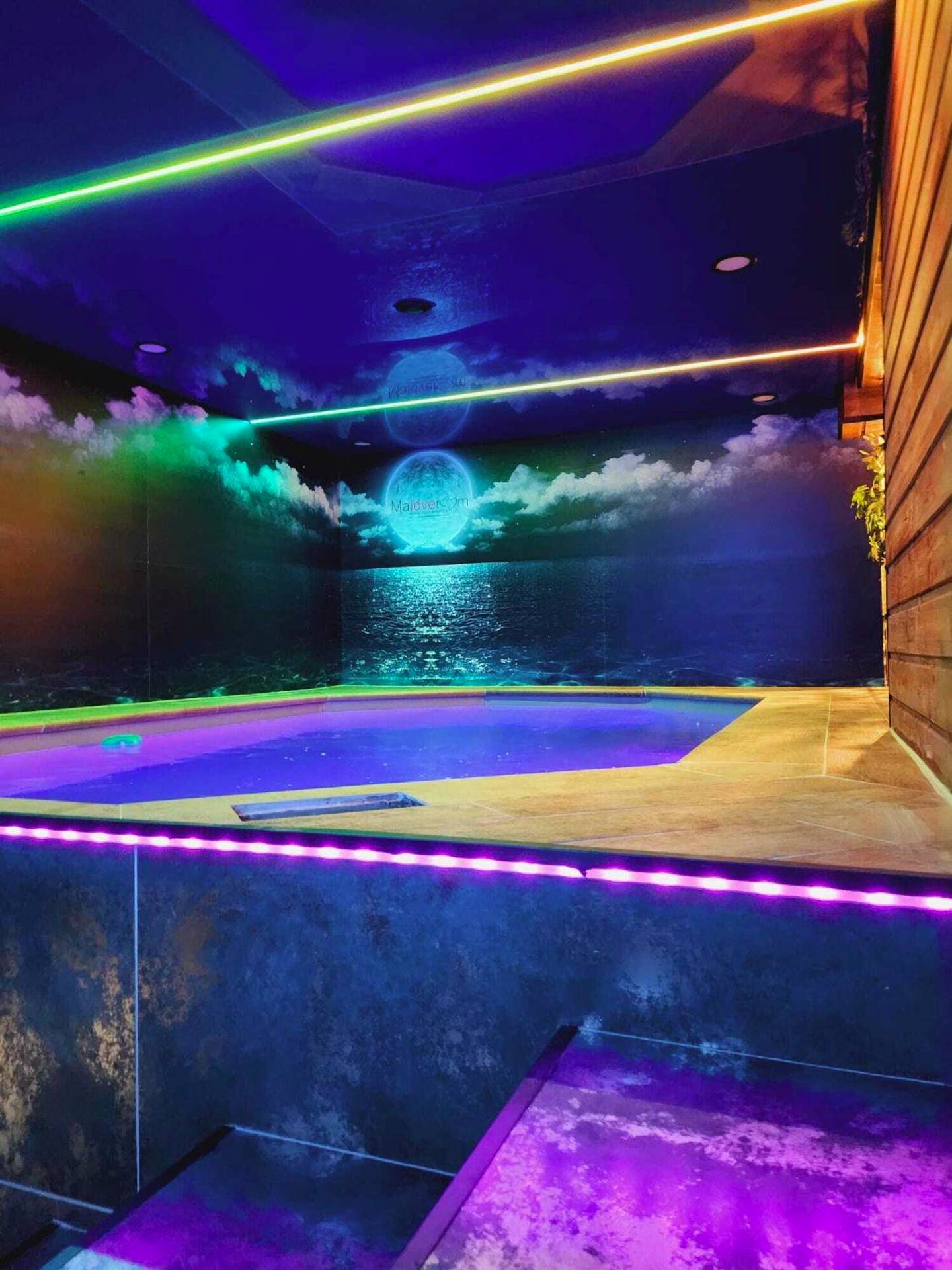 Piscine intérieure avec fresque lunaire - Maloveroom, 2 Suites d'exceptions