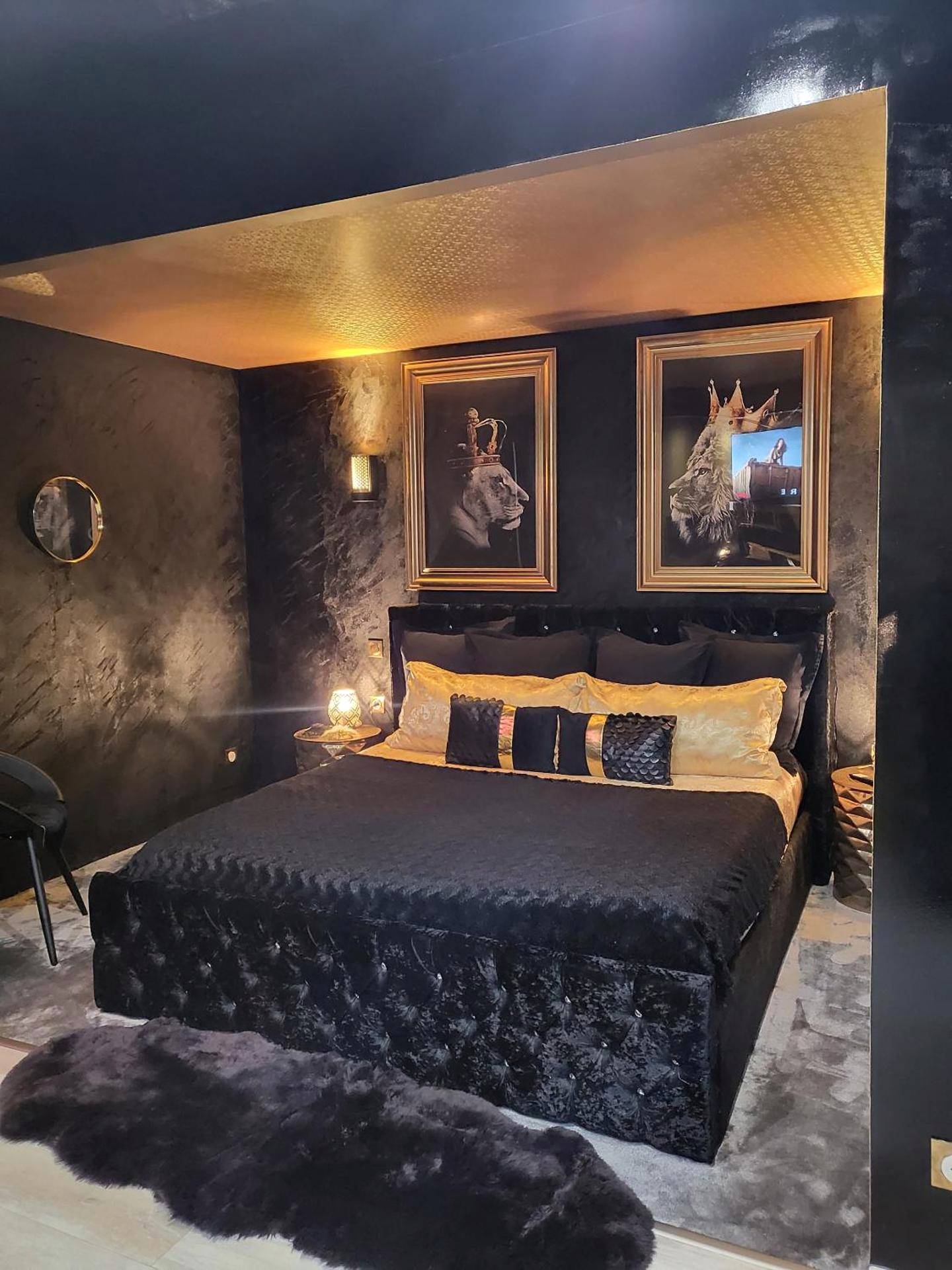 Lit king size noir et or avec tableaux de lions - Maloveroom, 2 Suites d'exceptions