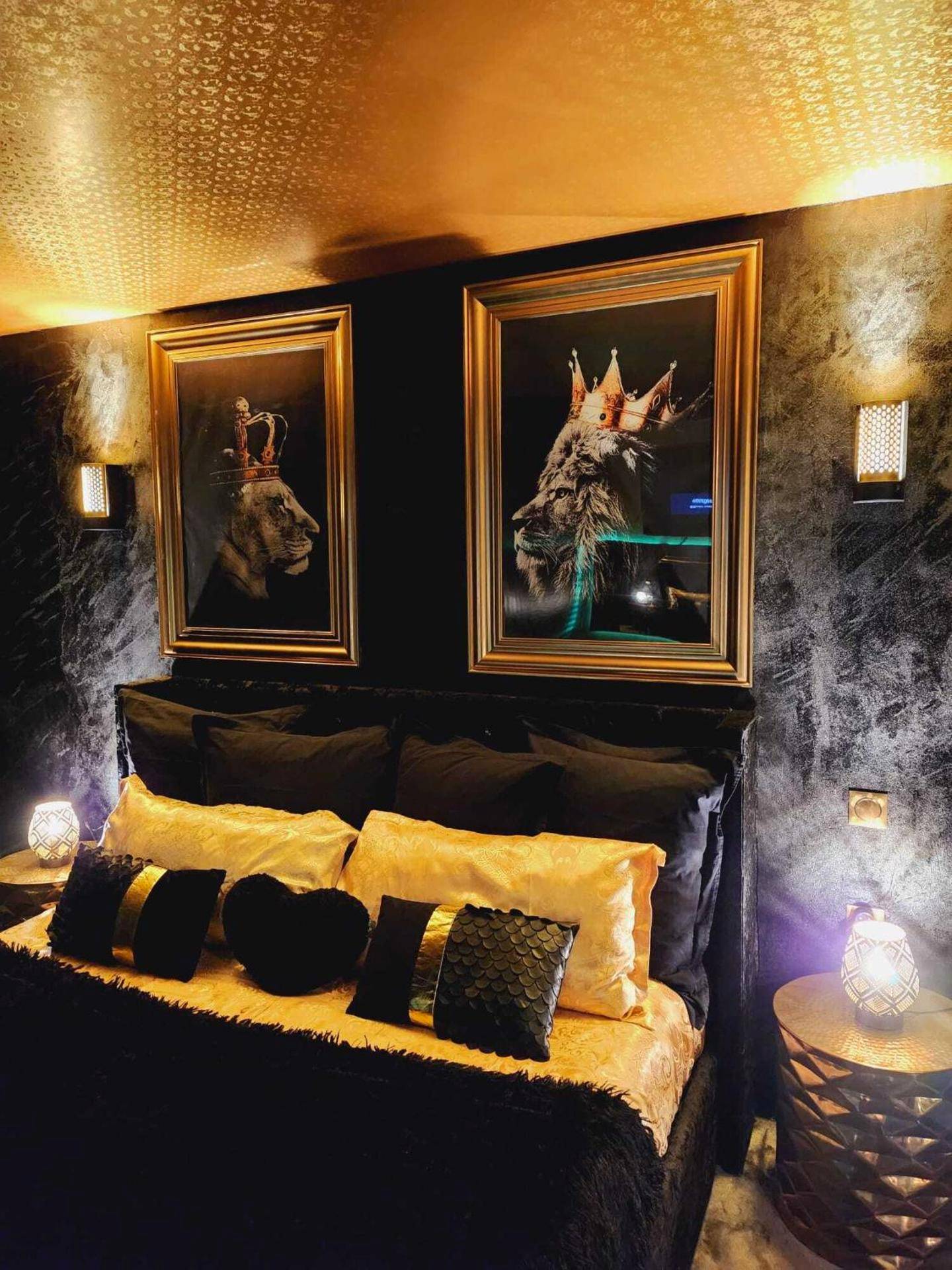 Détail de la literie et décoration royale - Maloveroom, 2 Suites d'exceptions