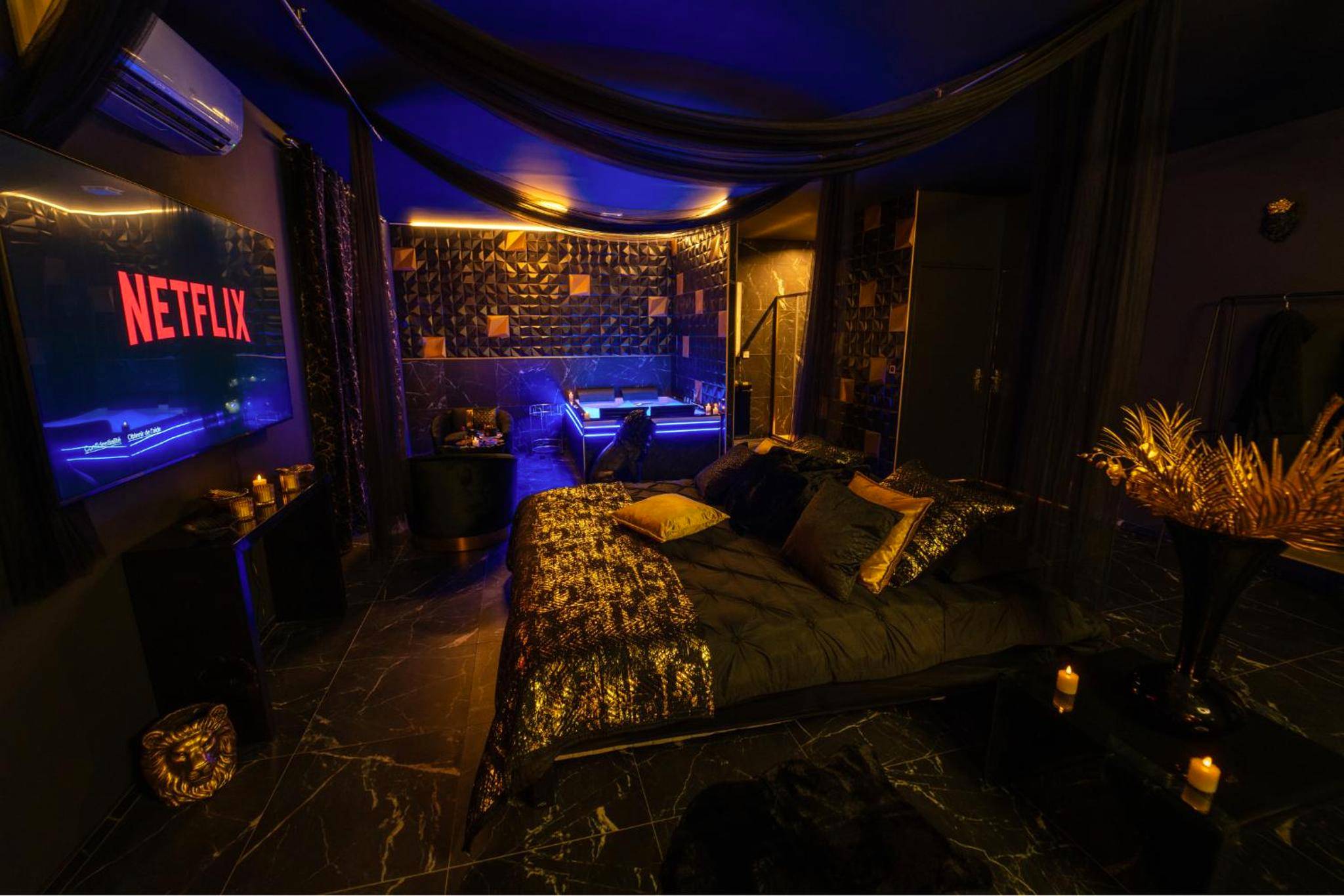 Chambre avec grand écran et lit baldaquin - Love Room Saint - Cybardeaux - MaLoveRoom