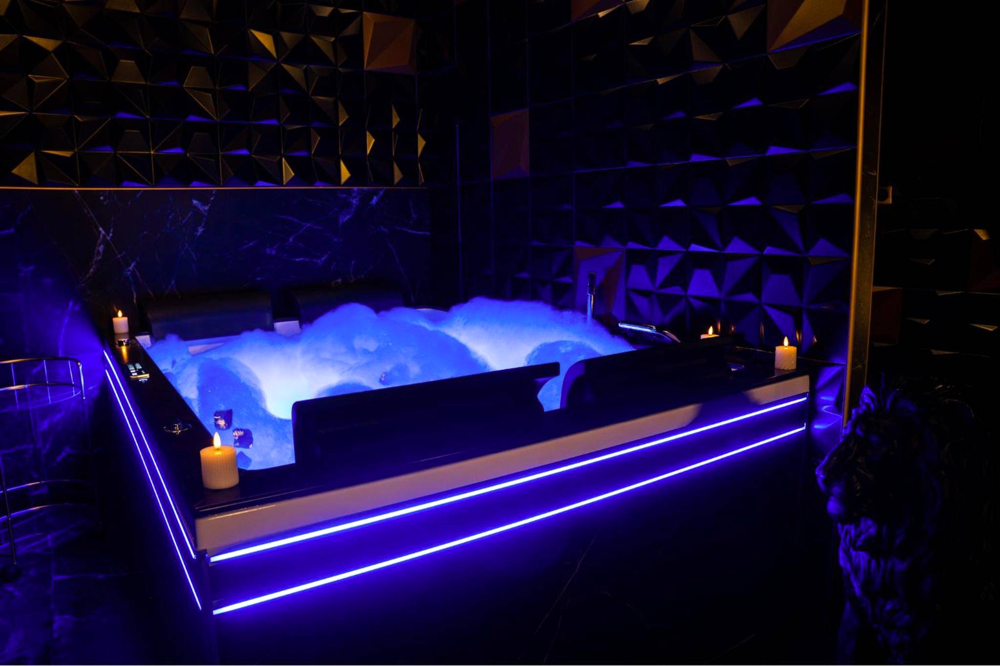 Jacuzzi moussant avec éclairage LED bleu - MaLoveRoom