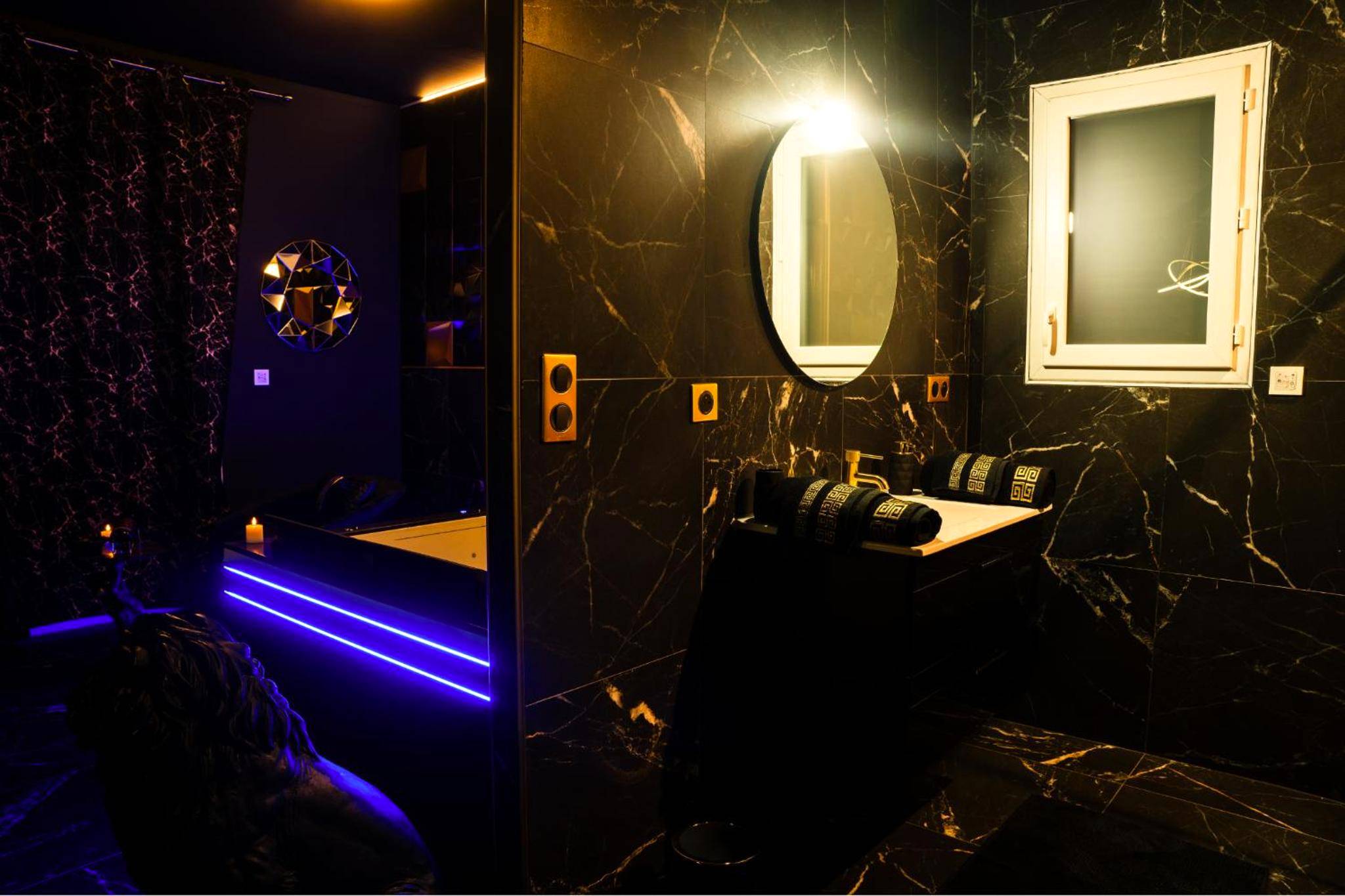 Salle de bain en marbre noir et vasque moderne - MaLoveRoom