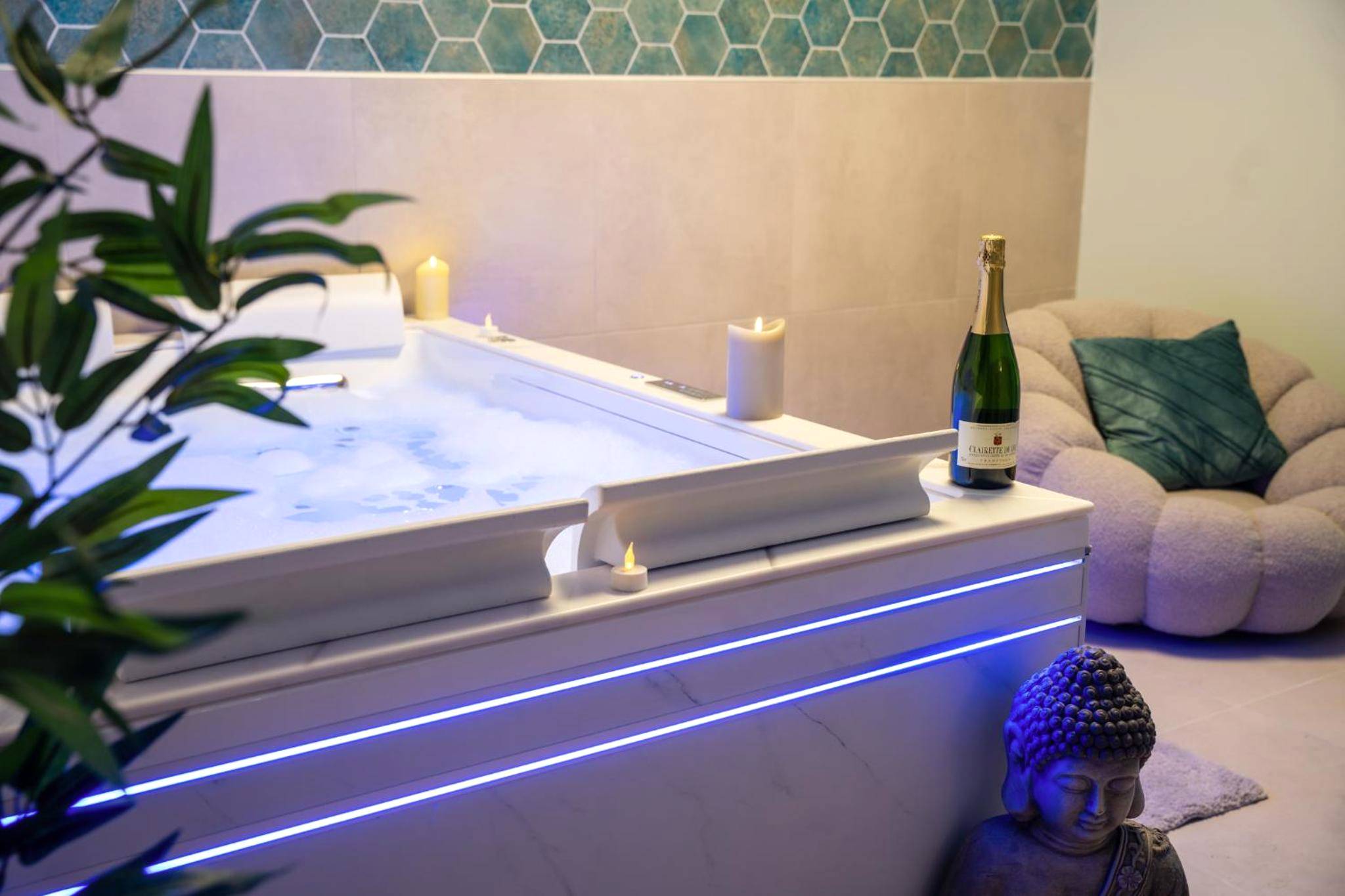 Baignoire balnéo, champagne et bougies - MaLoveRoom