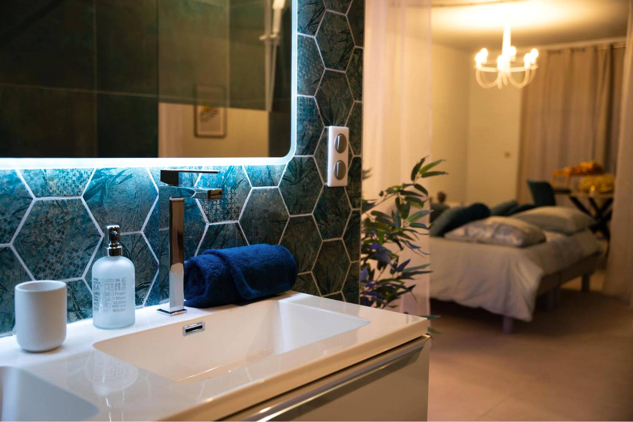 Meuble vasque devant carrelage hexagonal bleu - MaLoveRoom