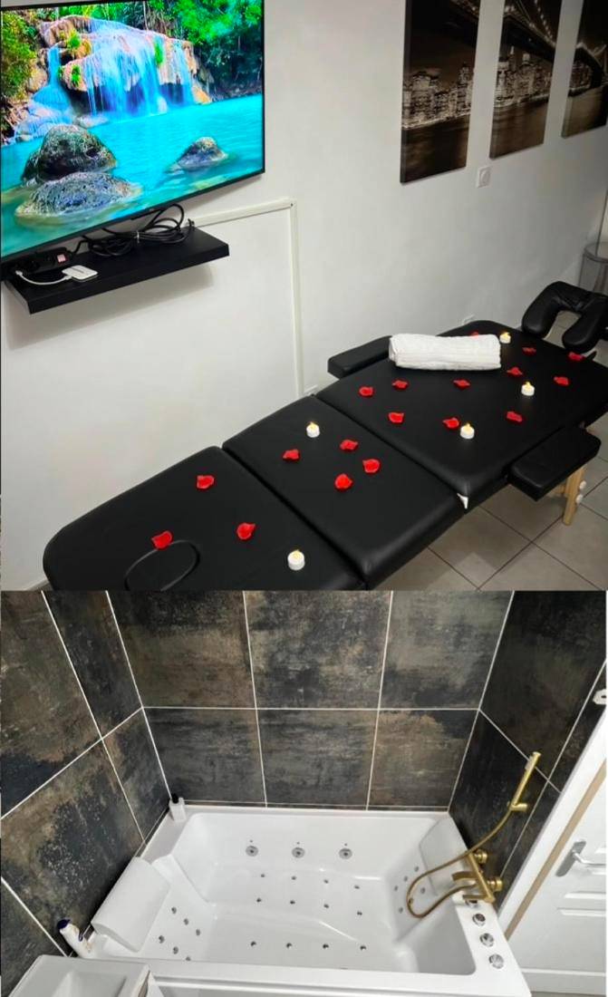 Table de massage avec pétales et bougies - Love Room L'Isle - d'Abeau - Love room Malt&SPA jacuzzi privatif