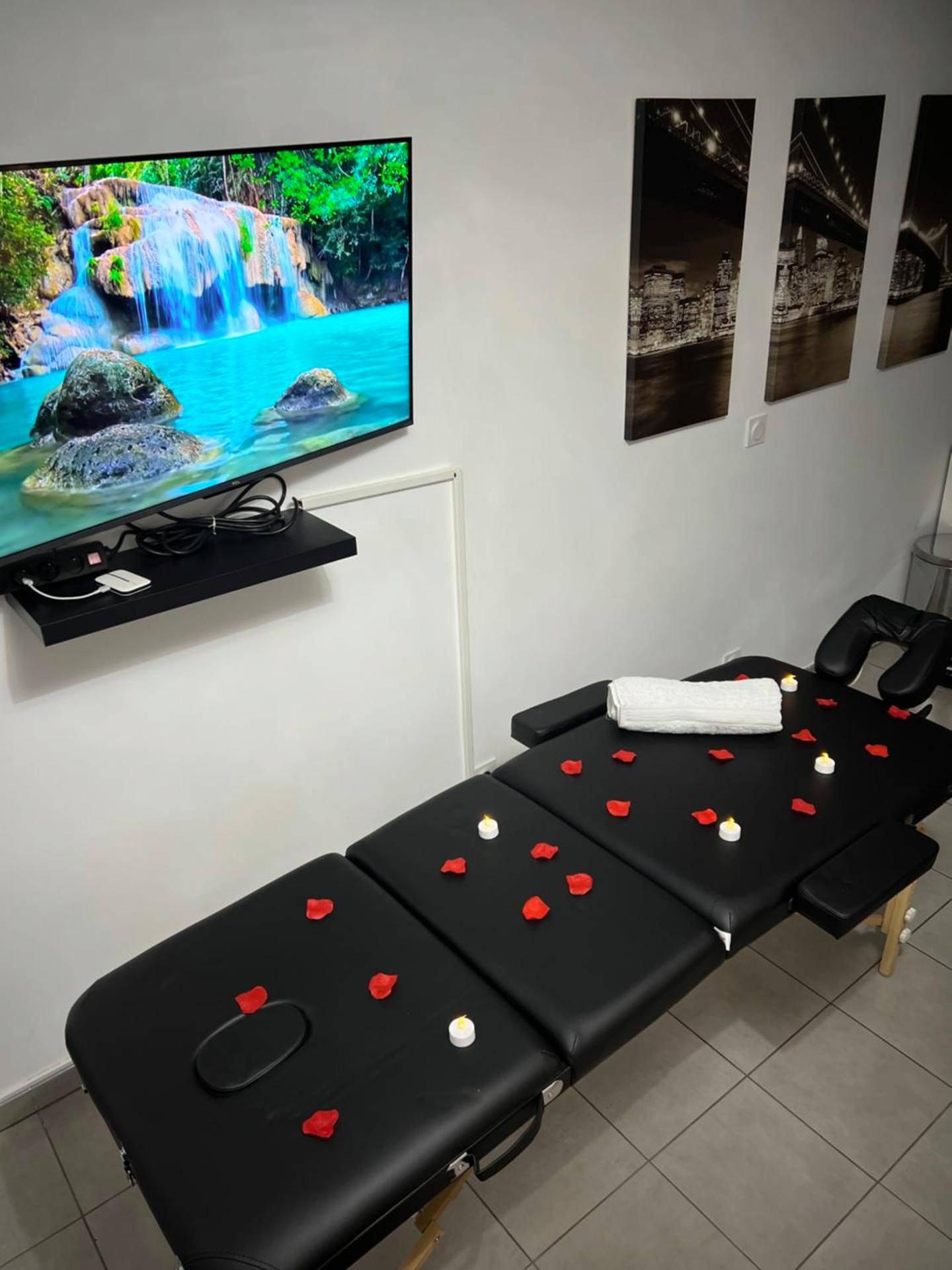 Baignoire balnéo vide avec robinetterie dorée - Love room Malt&SPA jacuzzi privatif