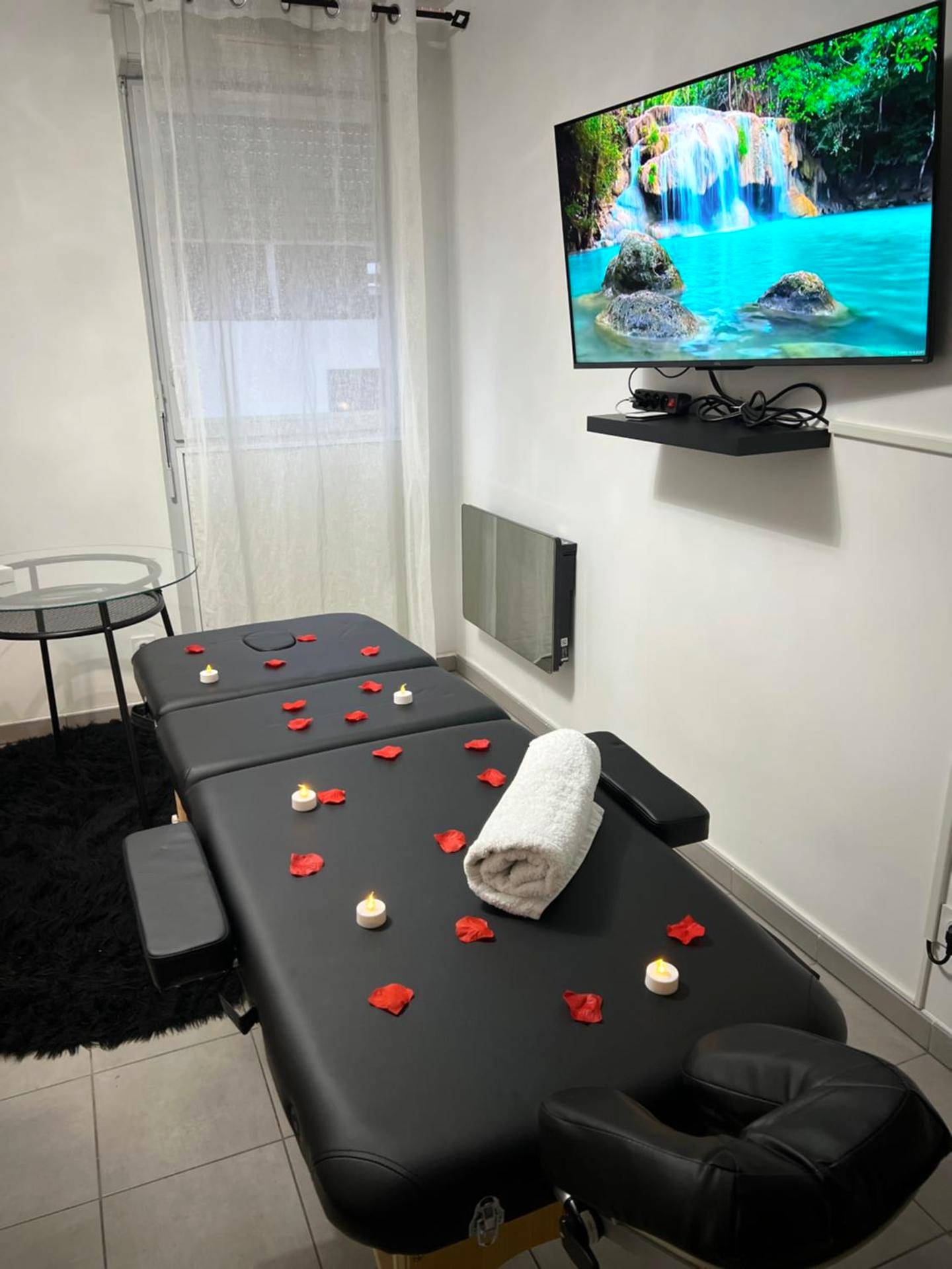 Espace bien - être avec table de massage et TV - Love room Malt&SPA jacuzzi privatif