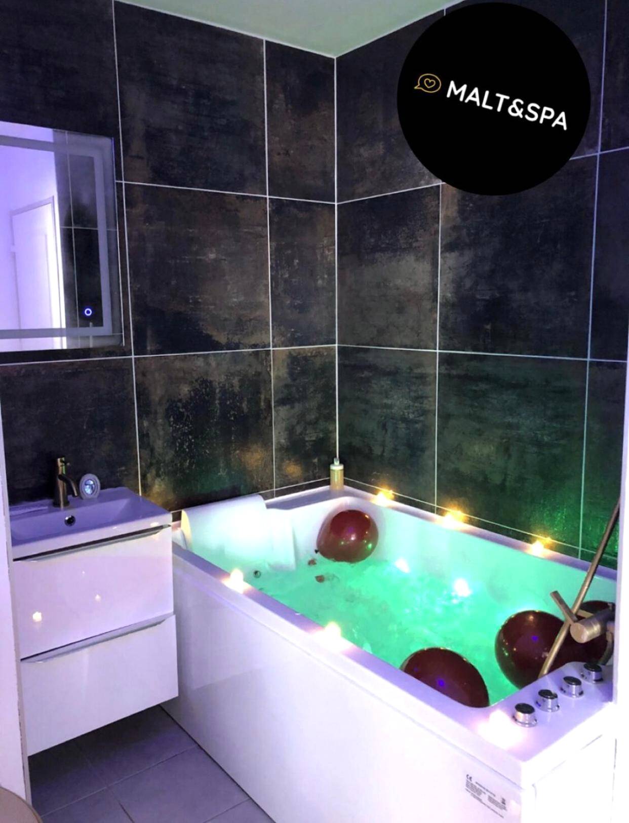 Salle de bain avec baignoire spa lumineuse - Love room Malt&SPA jacuzzi privatif