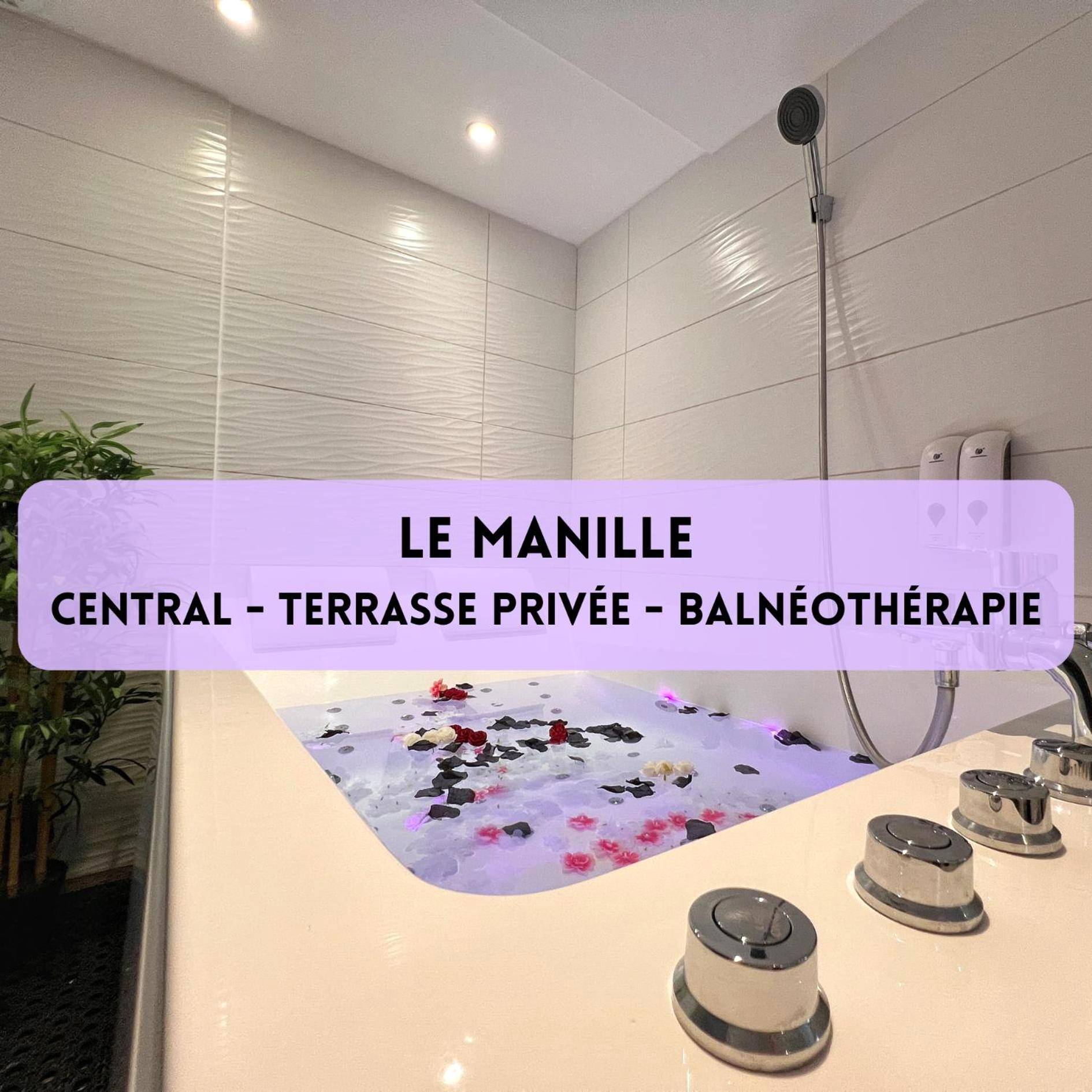 Baignoire balnéo avec pétales de fleurs - Love Room Nantes - Le Manille