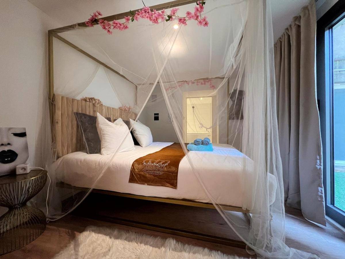 Lit à baldaquin avec voilage et fleurs roses - Le Manille