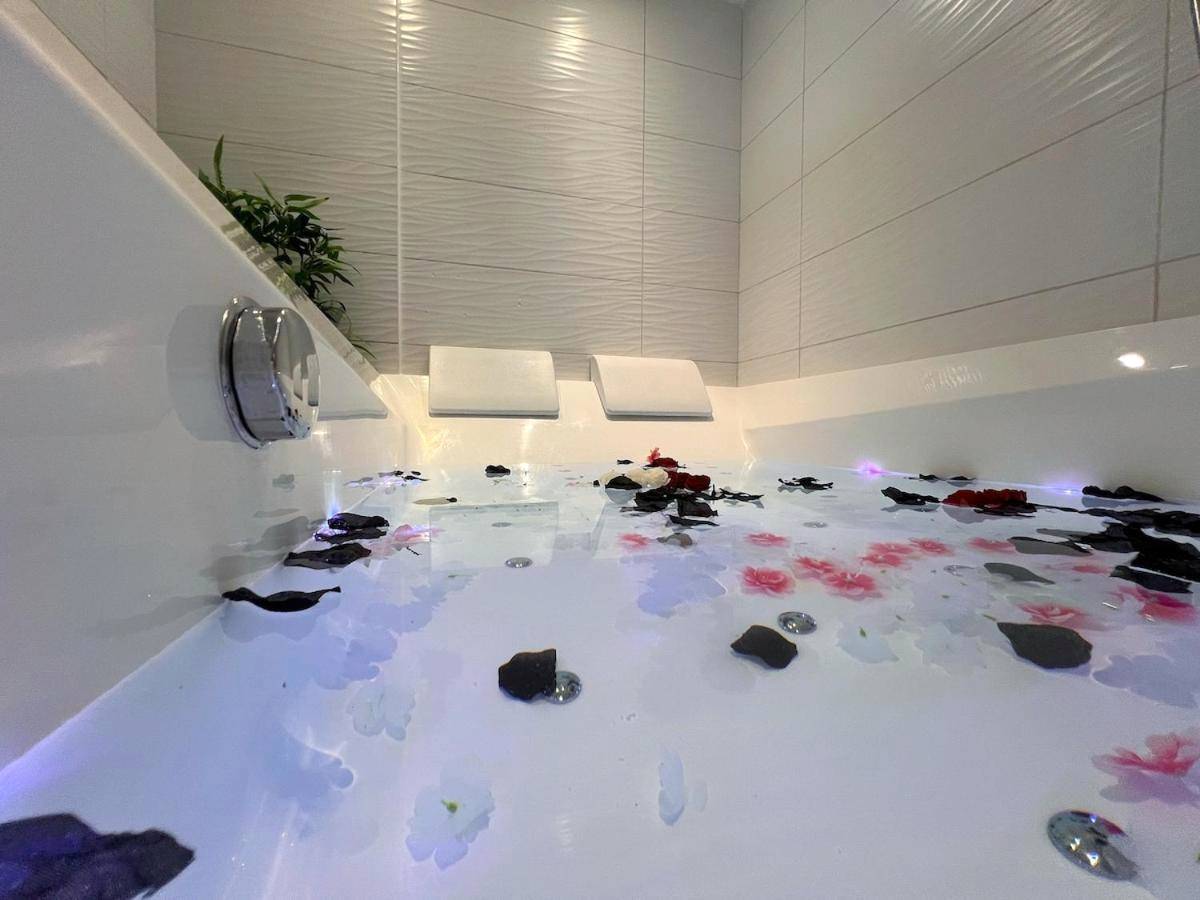 Détail de baignoire balnéo et pétales de rose - Le Manille