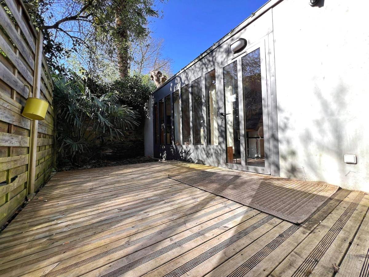 Terrasse privative en bois avec tapis - Le Manille