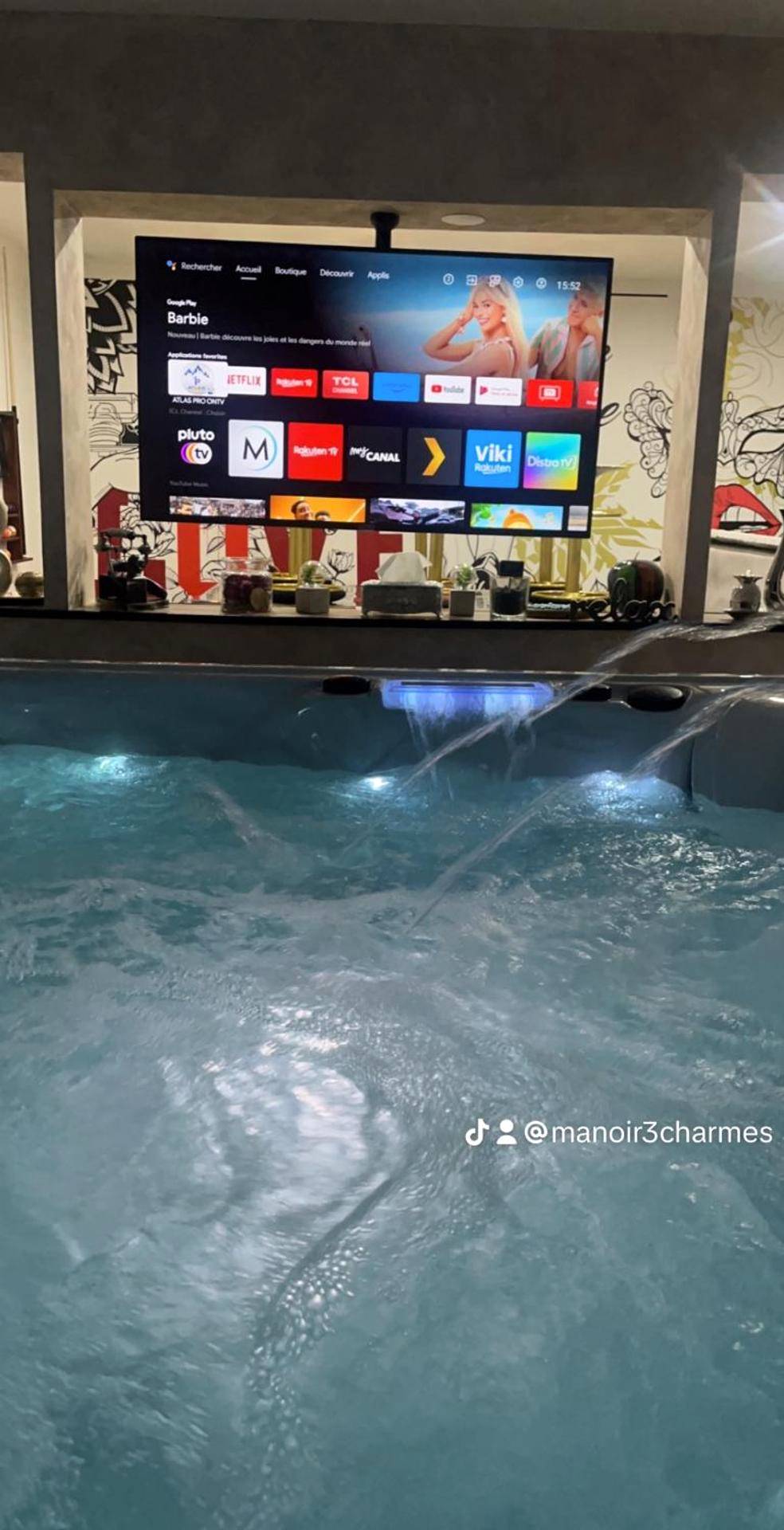 Jacuzzi avec jets d'eau face à un écran TV - Love Room Ronchamp - MANOIR AUX trois charmes