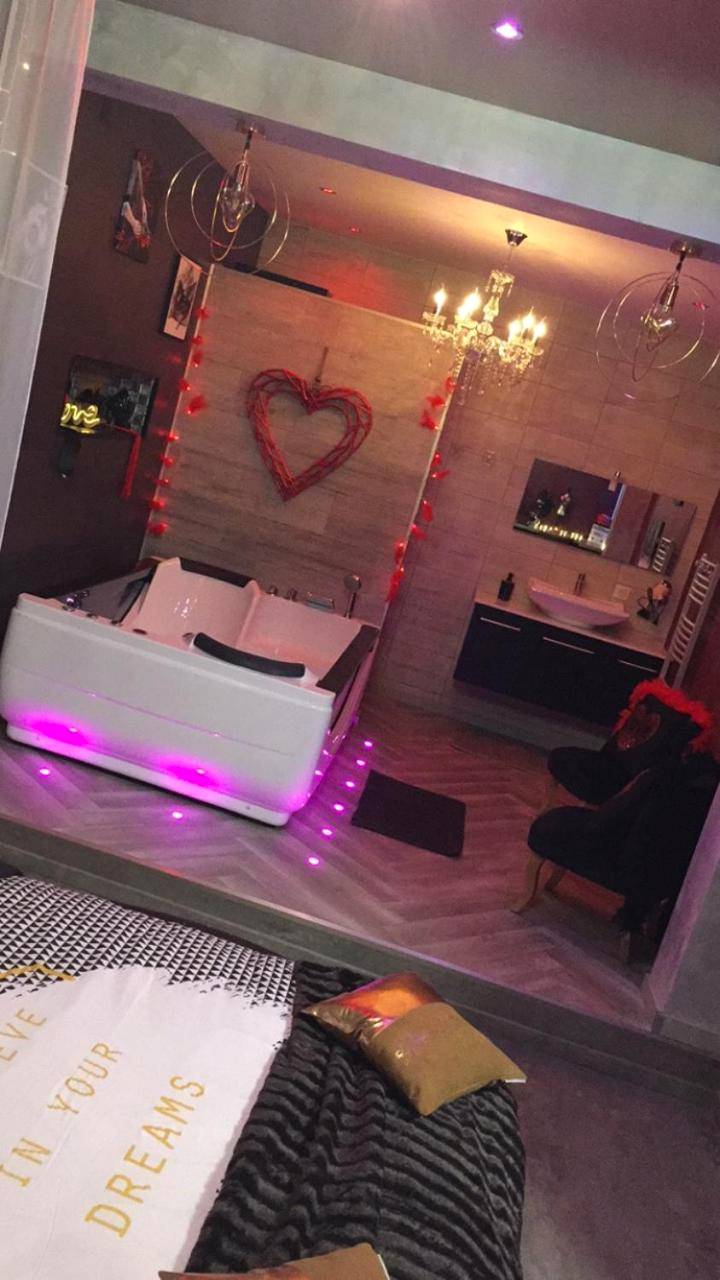 Espace bien - être avec jacuzzi éclairé en rose - MANOIR AUX trois charmes