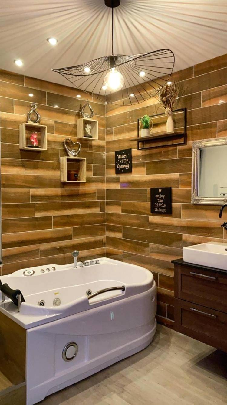 Baignoire spa dans une salle de bain boisée - MANOIR AUX trois charmes