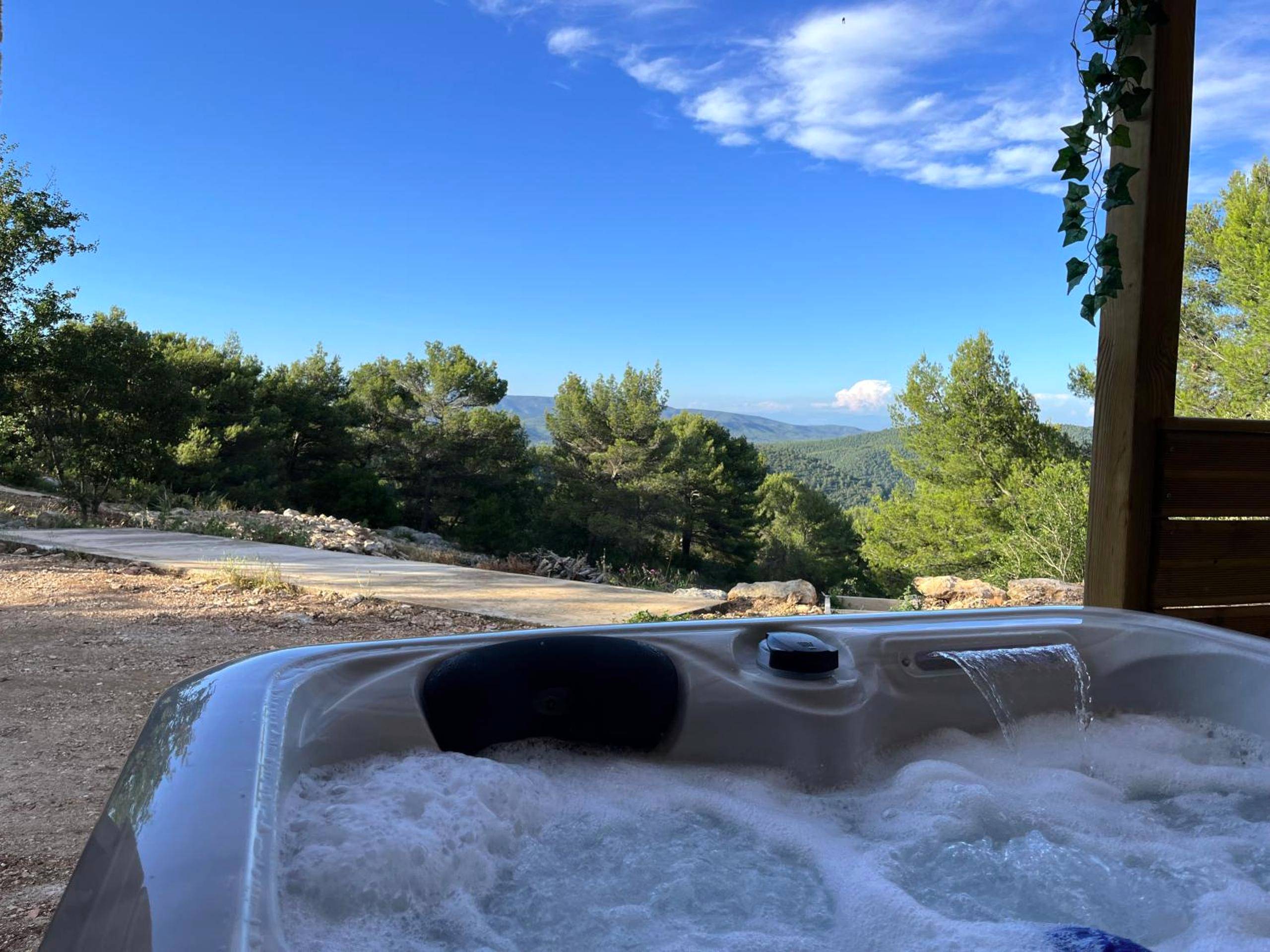 Jacuzzi extérieur avec vue panoramique - Love Room Plan - d'Aups - Sainte - Baume - Le Maquis Rooms