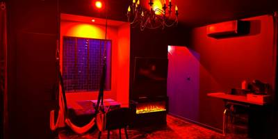 Suite romantique avec balançoire et cheminée - Le Maquis Rooms