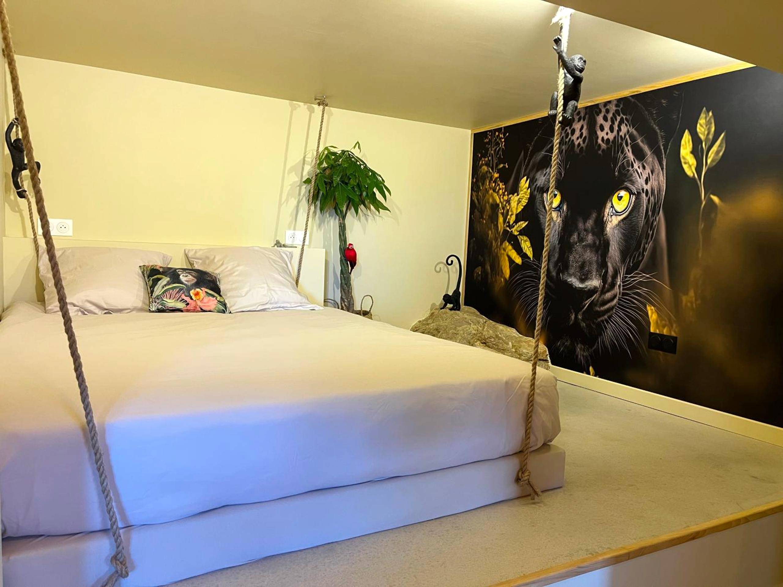 Lit double avec fresque panthère et cordages - Le Maquis Rooms