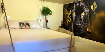 Lit double avec fresque panthère et cordages - Le Maquis Rooms