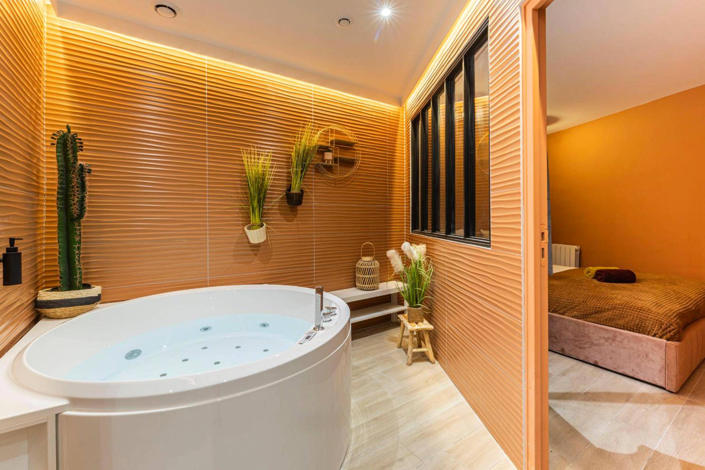 Baignoire balnéo ronde et vue sur la chambre - Love Room Paris - MARAIS POMPIDOU 3e, jacuzzi, 2 chambres, 4 à 6P