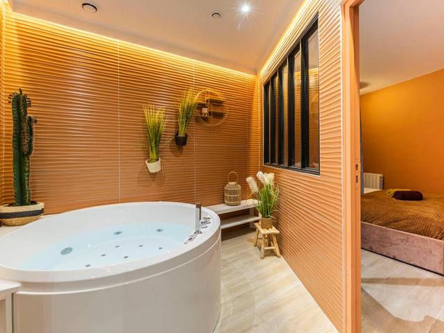 Baignoire balnéo ronde et vue sur la chambre - Love Room Paris - MARAIS POMPIDOU 3e, jacuzzi, 2 chambres, 4 à 6P
