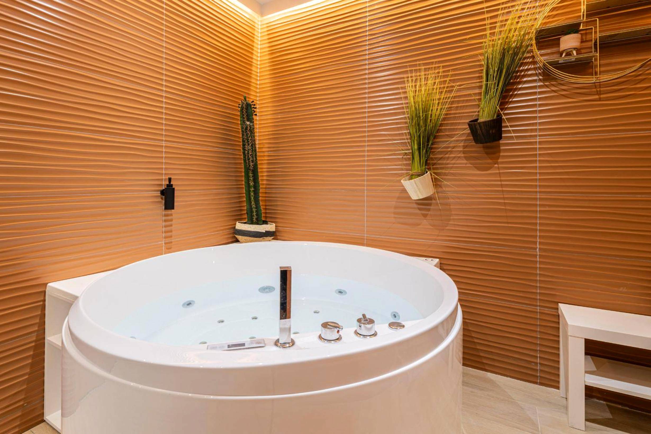 Jacuzzi privatif avec mur texturé et plantes - MARAIS POMPIDOU 3e, jacuzzi, 2 chambres, 4 à 6P