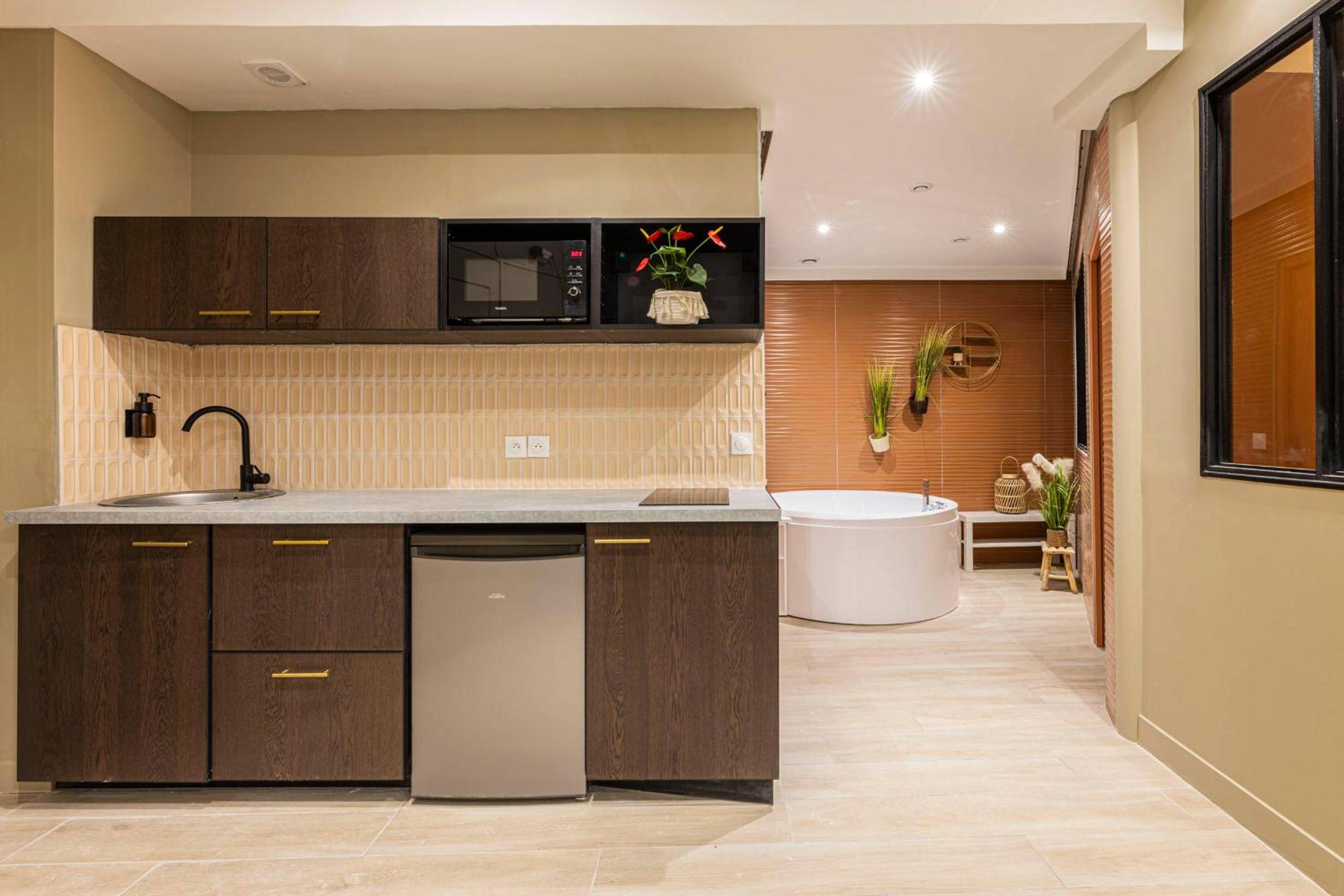 Cuisine équipée ouverte sur l'espace bien - être - MARAIS POMPIDOU 3e, jacuzzi, 2 chambres, 4 à 6P
