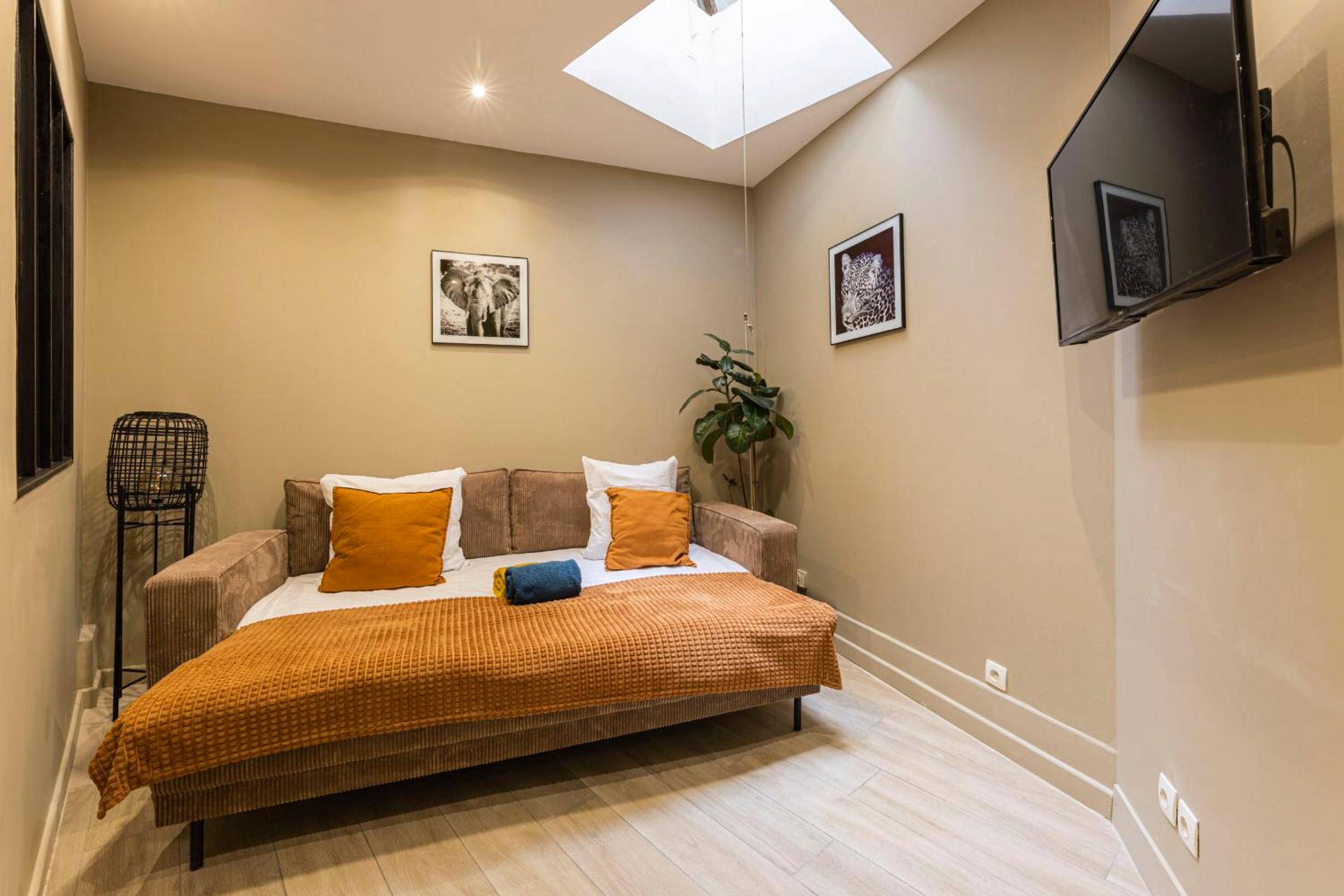 Salon avec canapé convertible et télévision - MARAIS POMPIDOU 3e, jacuzzi, 2 chambres, 4 à 6P