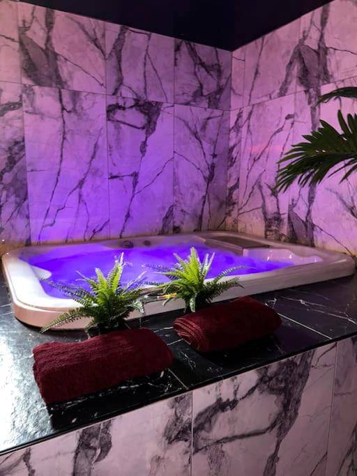 Jacuzzi privatif avec éclairage violet - Love Room La Valette - du - Var - Marbella Logement privatif - Jacuzzi - Sauna