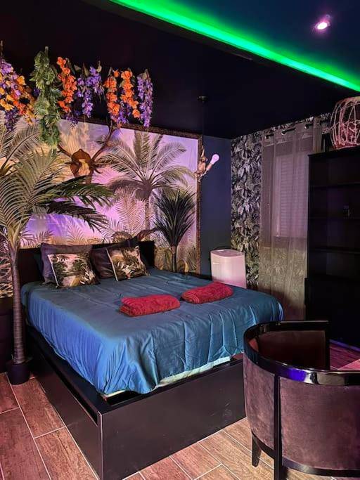 Chambre thématique jungle avec néon vert - Marbella Logement privatif - Jacuzzi - Sauna