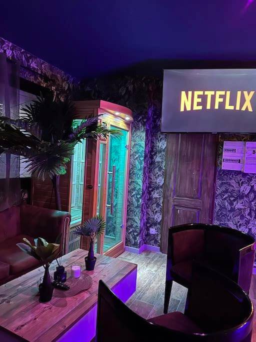 Salon avec sauna en bois et écran Netflix - Marbella Logement privatif - Jacuzzi - Sauna