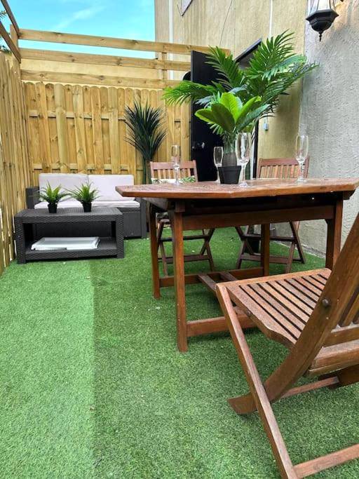 Terrasse aménagée avec gazon synthétique - Marbella Logement privatif - Jacuzzi - Sauna