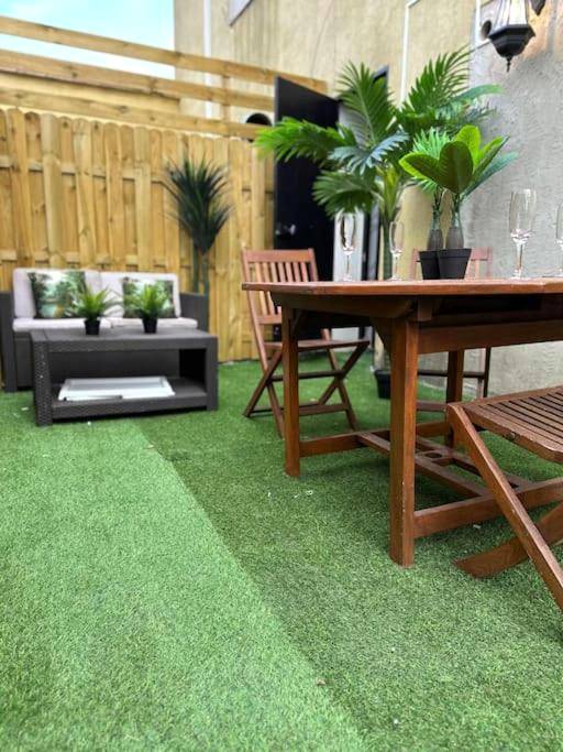 Espace extérieur avec mobilier en bois - Marbella Logement privatif - Jacuzzi - Sauna